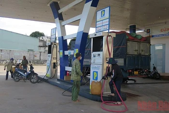 Các đơn vị kinh doanh xăng, dầu tại tỉnh Kon Tum cam kết đủ nhiên liệu cung cấp cho người dân trên địa bàn.