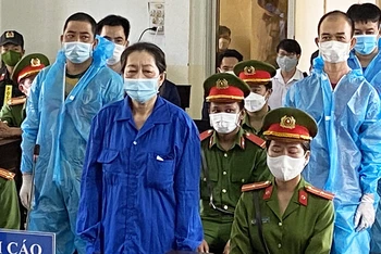 Bị cáo Kim Hạnh và 4 bị cáo Sang, Linh, Lê, Minh tại tòa án.