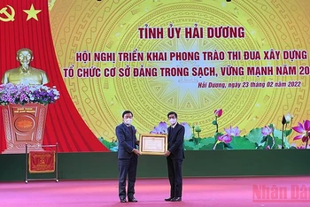 Đồng chí Phạm Xuân Thăng trao Huân chương Lao động hạng Nhì của Đảng, Nhà nước tặng Ban Dân vận Tỉnh ủy Hải Dương.