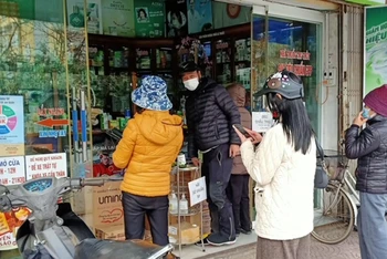 Người dân mua kit test Covid-19 tại một hiệu thuốc trên đường Lý Bôn (thành phố Thái Bình)