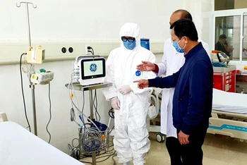 Lãnh đạo tỉnh Quảng Ninh kiểm tra trang thiết bị y tế phục vụ cho điều trị bệnh nhân Covid-19 tại Bệnh viện dã chiến ở TP Móng Cái.