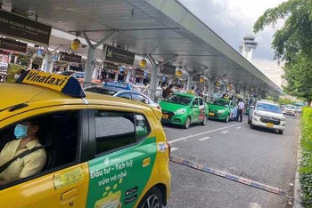 Taxi chờ đón khách tại Cảng hàng không quốc tế Tân Sơn Nhất. (Ảnh: Cục Hàng không Việt Nam)