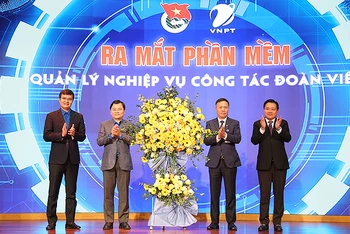 Các đồng chí đại diện Ban Bí thư Trung ương Đoàn và Tập đoàn Bưu chính Viễn thông Việt Nam tại buổi lễ ra mắt Phần mềm quản lý nghiệp vụ công tác đoàn viên. 