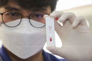 Nguyên mẫu của bộ xét nghiệm Covid-19 sử dụng mẫu máu lấy từ đầu ngón tay được phát triển bởi giảng viên khoa học sức khỏe ứng dụng tại Đại học Thammasat. (Ảnh Bangkok Post)