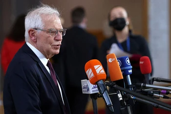 Ông Josep Borrell phát biểu ý kiến với truyền thông trước khi họp cùng ngoại trưởng của các nước EU tại Brussels, ngày 21/2. (Ảnh: Reuters)