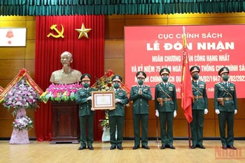 Thừa ủy quyền của Chủ tịch nước, Đại tướng Lương Cường trao Huân chương Quân công hạng nhất tặng Cục Chính sách, Tổng cục Chính trị Quân đội nhân dân Việt Nam. 
