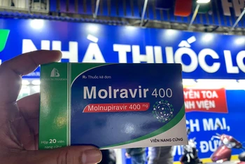 Cận cảnh hộp thuốc đặc trị Covid-19 Molnupiravir mua tại nhà thuốc 72 Quan Nhân, Thanh Xuân, Hà Nội. (ẢNH: SƠN BÁCH)