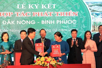 Lãnh đạo 2 tỉnh Đắk Nông và Bình Phước ký kết chương trình hợp tác phát triển giai đoạn 2022-2025.