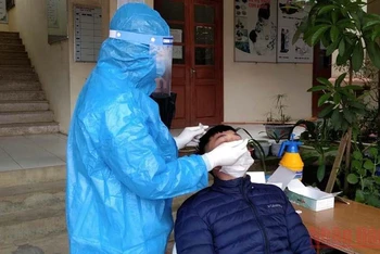 Test nhanh cho người dân tại Trạm Y tế thị trấn Bằng Lũng, huyện Chợ Đồn. (Ảnh: Thu Trang)