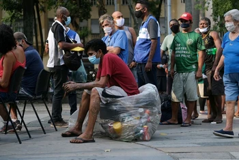 Người dân chờ tiêm ngừa Covid-19 trong chiến dịch tiêm chủng cho người vô gia cư ở Rio de Janeiro, Brazil, ngày 27/5/2021. Ảnh: REUTERS