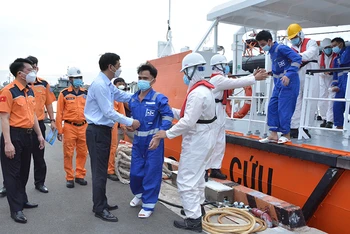Thứ trưởng Giao thông vận tải Nguyễn Xuân Sang trực tiếp tham gia buổi bàn giao thuyền viên được cứu cho các cơ quan chức năng.