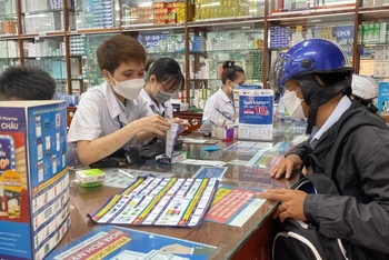 Khách hàng mua được thuốc Molnupiravir tại một cửa hàng thuốc Long Châu, trên đường Hai Bà Trưng, phường Võ Thị Sáu, quận 3.