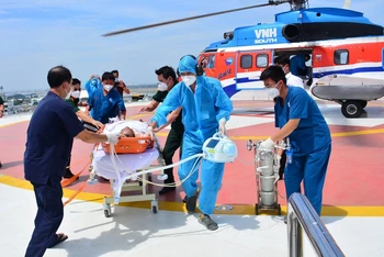 Bệnh nhân được trực thăng đưa từ huyện đảo Trường Sa vào đất liền điều trị. 