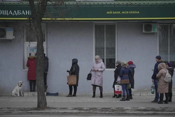 Người dân xếp hàng rút tiền ở Luhansk. (Ảnh: AP)