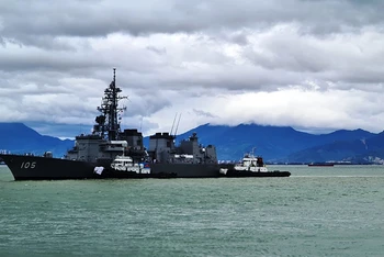 Tàu hộ vệ INAZUMA chuẩn bị cập cảng Tiên Sa.