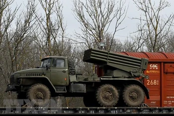 Xe quân sự của Nga được triển khai ở vùng Rostov, miền nam Nga, giáp với Cộng hòa nhân dân Donetsk (DPR) tự xưng ở miền đông Ukraine, ngày 23/2/2022. (Ảnh: AFP/TTXVN)