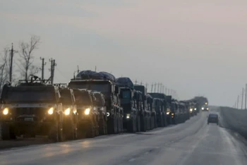 Đoàn xe quân sự của Nga tiến về biên giới, vào vùng Donbass. (Ảnh: Daily Sabah)