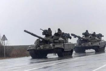 Xe tăng của Ukraine tiến vào thành phố Mariupol, ngày 24/2. (Ảnh: Reuters)