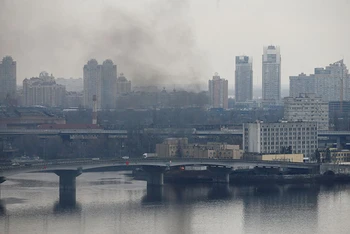 Khói bốc lên từ một đơn vị của Bộ Quốc phòng Ukraine, tại thủ đô Kiev, sau khi Nga triển khai chiến dịch quân sự tại miền Đông Ukraine, ngày 24/2. (Ảnh: Reuters)