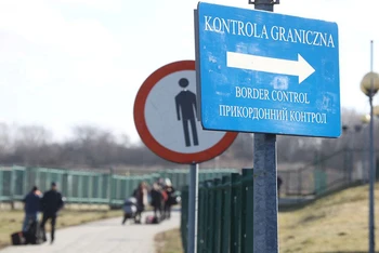 Biển dẫn đường tới Văn phòng Kiểm soát biên giới tại khu vực biên giới Ukraine-Ba Lan, ngày 24/2. (Ảnh: Reuters)
