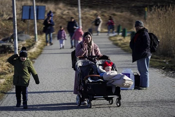 Một gia đình bỏ chạy khỏi Ukraine để tới Ba Lan, ngày 24/2. (Ảnh: Reuters)