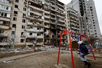 Tòa chung cư tại thủ đô Kiev bị hư hỏng sau khi Nga triển khai chiến dịch quân sự đặc biệt tại Ukraine. (Ảnh: Reuters)