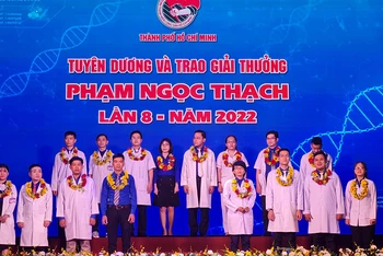 Các thầy thuốc trẻ được trao thưởng Giải thưởng Phạm Ngọc Thạch lần thứ VIII năm 2022.