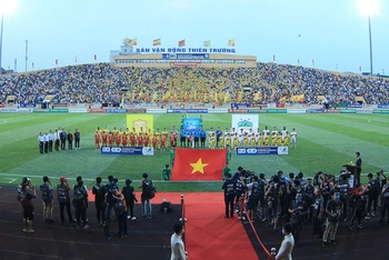 Trận đấu khai mạc chính thức của V.League 2022 trên sân Thiên Trường sẽ được đón 50% khán giả vào sân. (Ảnh: V.League)