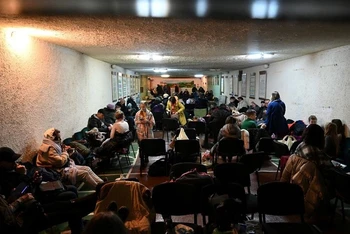 Người dân tập trung tại 1 hầm trú ẩn ở thủ đô Kiev, Ukraine, ngày 24/2/2022. (Ảnh: Reuters)