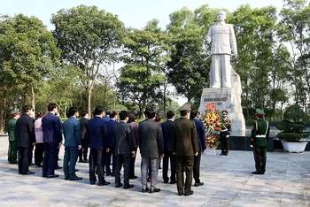 Lãnh đạo tỉnh Bắc Ninh dâng hương tại Đài tưởng niệm đồng chí Hoàng Quốc Việt.