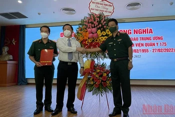 Đồng chí Nguyễn Trọng Nghĩa tặng hoa cho lãnh đạo Bệnh viện Quân y 175.