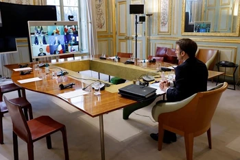 Tổng thống Pháp Emmanuel Macron và các nhà lãnh đạo G7 họp trực tuyến về Ukraine. (ẢNH: REUTERS)