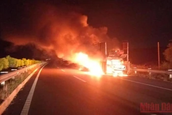 Xe tải chở 3 ô-tô bốc cháy dữ dội. (Ảnh: CTV)