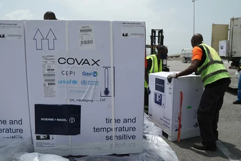 Bốc dỡ vaccine được phân phối theo cơ chế COVAX tại Bờ Biển Ngà. (Ảnh: Reuters).