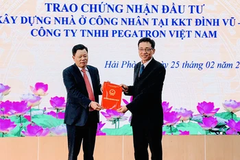 Trưởng ban Quản lý Khu kinh tế Hải Phòng trao Giấy chứng nhận đầu tư dự án nhà ở công nhân cho Tổng Giám đốc Công ty trách nhiệm hữu hạn Pegatron Việt Nam.