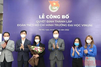 Bí thư Trung ương Đoàn, Chủ tịch Trung ương Hội Sinh viên Việt Nam Nguyễn Minh Triết (thứ 2 từ trái sang trong ảnh) cùng đại diện các cơ quan, đoàn thể, đơn vị liên quan chúc mừng sự ra đời của Đoàn thanh niên Trường Đại học VinUni. 