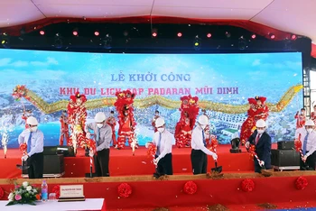 Lãnh đạo tỉnh Ninh Thuận và chủ đầu tư thực hiện nghi thức khởi công dự án du lịch Cap Padaran Mũi Dinh. 