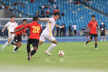 Tranh chấp bóng quyết liệt giữa các cầu thủ đội tuyển bóng đá U23 Việt Nam và U23 Timor Leste trong trận bán kết giải U23 Đông Nam Á. (Ảnh: TTXVN)