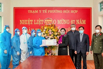 Bí thư Tỉnh ủy Hoàng Thị Thúy Lan tặng quà động viên cán bộ y tế phường Hội Hợp, thành phố Vĩnh Yên.