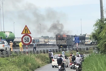 Xe tải bị cháy trên cao tốc Trung Lương-TP Hồ Chí Minh.