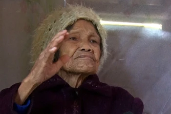 Bà Kăn Kham, 92 tuổi, bị mắc Covid-19 trên bệnh nền cao huyết áp, cơ thể suy kiệt.