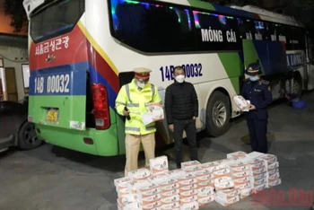 Lực lượng quản lý thị trường Quảng Ninh bắt giữ vụ vận chuyển 2.500 bộ kit test không rõ nguồn gốc.