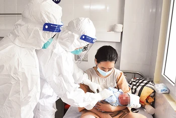 Chăm sóc, điều trị sản phụ nhiễm Covid-19 tại Bệnh viện Hòa Vang, thành phố Đà Nẵng.