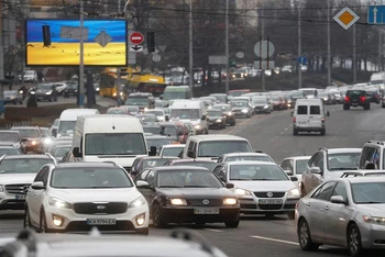 Dòng xe rời khỏi thủ đô Kiev, Ukraine, ngày 24/2. (Ảnh: Reuters)