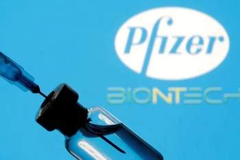 Nhiều quốc gia thành viên EU đã bắt đầu triển khai tiêm liều tăng cường cho thanh thiếu niên trong nước bằng vaccine của Pfizer-BioNTech. (Ảnh: Reuters)