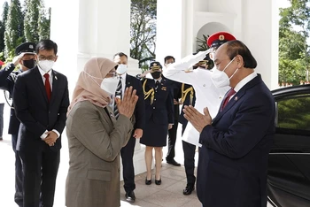 Tổng thống Cộng hòa Singapore Halimah Yacob đón Chủ tịch nước Nguyễn Xuân Phúc thăm cấp Nhà nước tới Singapore. (Ảnh: TTXVN)