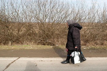 Người phụ nữ rời Ukraine đến Hungary, sau khi Nga triển khai chiến dịch quân sự tại miền đông Ukraine. (Ảnh: Reuters)