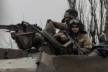 Xe tăng của Ukraine tiến vào thành phố Mariupol, sau khi Nga bắt đầu chiến dịch quân sự tại miền đông Ukraine, ngày 24/2. (Ảnh: Reuters)