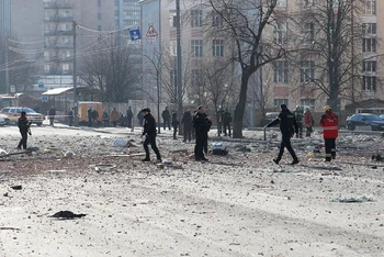 Cảnh sát và lực lượng khẩn cấp có mặt gần một tòa chung cư bị pháo kích gần đây tại Kiev, Ukraine, ngày 26/2. (Ảnh: Reuters)