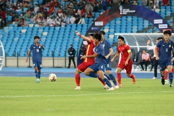  U23 Việt Nam thi đấu quả cảm trước Thái Lan. (Ảnh: VFF)